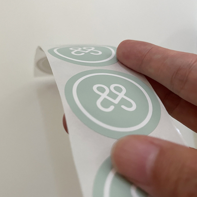 Stiker Label PVC Tahan Air Kustom Die Cut Perekat Cetak Vinyl